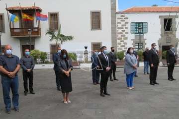 Minuto de silencio por las víctimas del Covid-19 en la plaza de San Juan y del personal de Servicios Sociales (Foto TA)